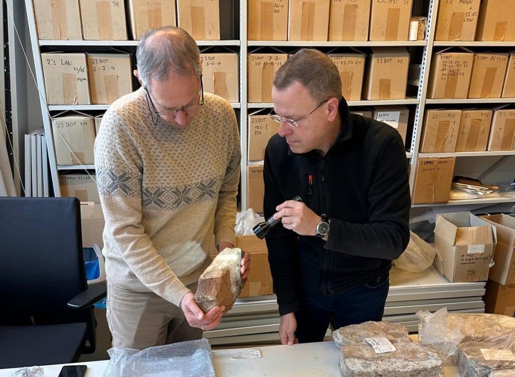 Edwin Orsel en Gabri van Tussenbroek onderzoeken de kloostermoppen. Dit onderzoek is mogelijk gemaakt door het innovatiefonds van Stichting Reuvens.