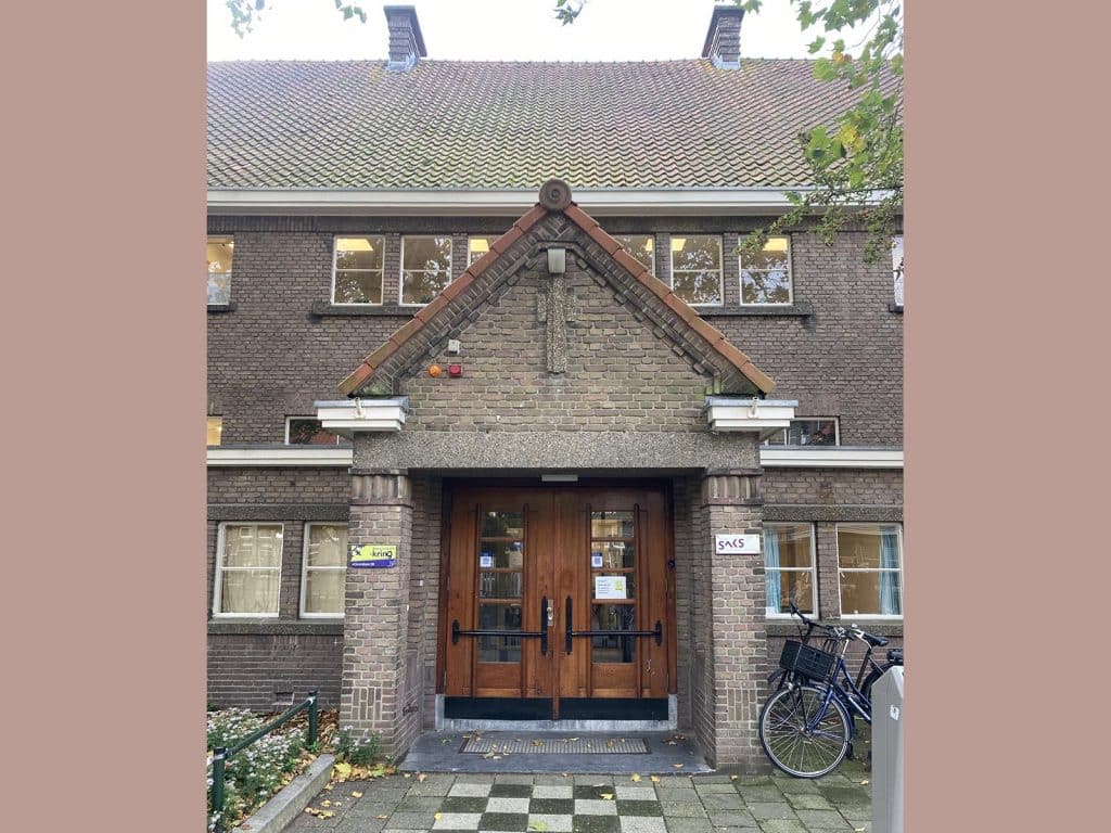 Gewassen grindbeton bij de entree van basisschool De Kring.