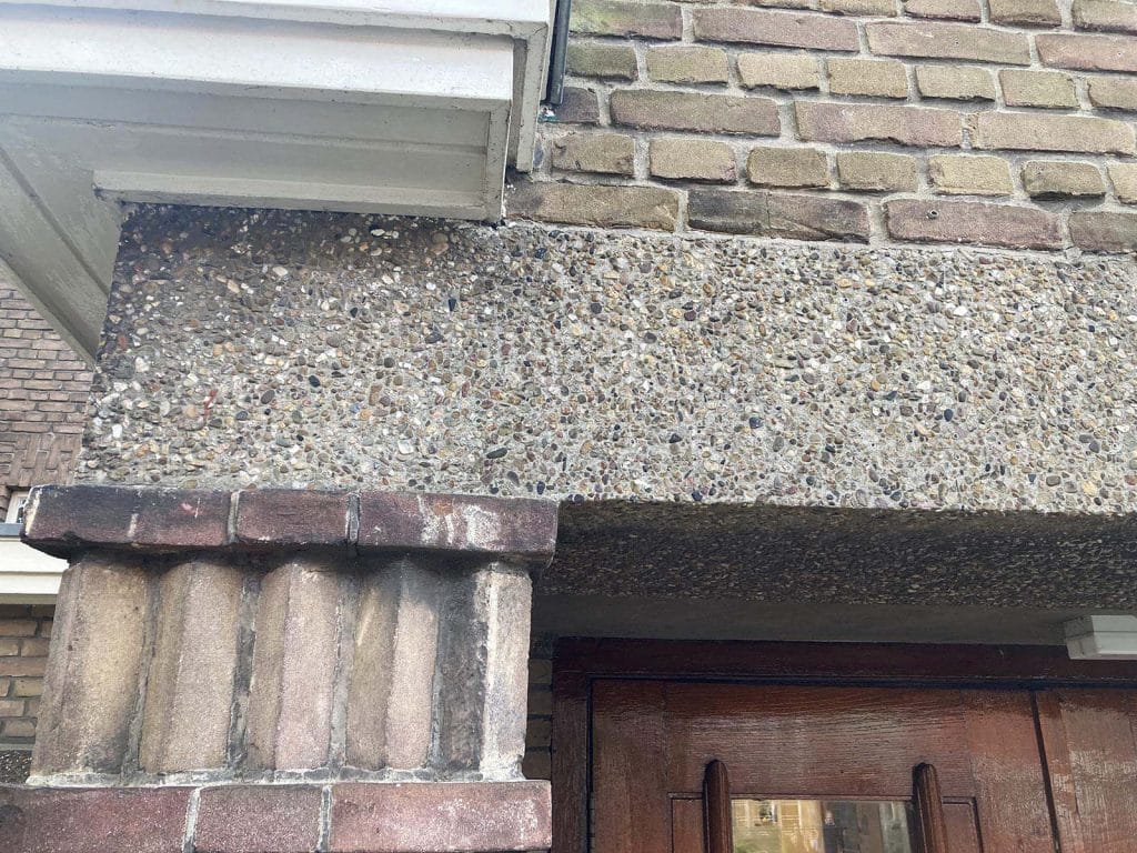 Gewassen grindbeton bij de entree van basisschool De Kring.