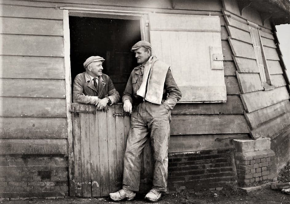 In de deuropening van Korenmolen De Otter staat Berend Gardenbroek. Buiten de deur knecht Ab Ooms.