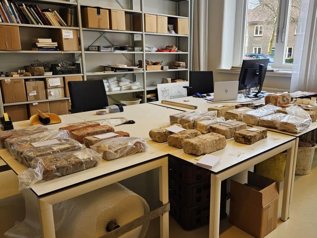 Omdat wij een goed georganiseerd depot hebben, konden wij de kloostermoppen die wij ooit vonden bij opgravingen zo op tafel leggen.