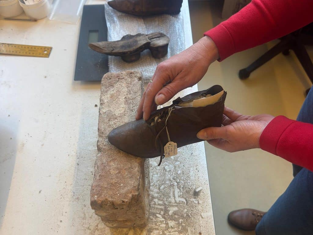 Een kloostermop de afdruk van een punt van een middeleeuwse schoen.