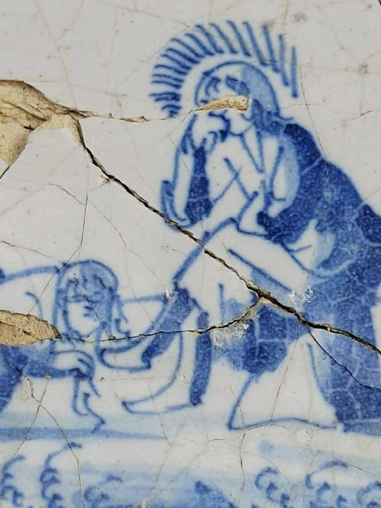 Detail van een tegel met Maria Magdalena de voeten van Jezus wast met olie