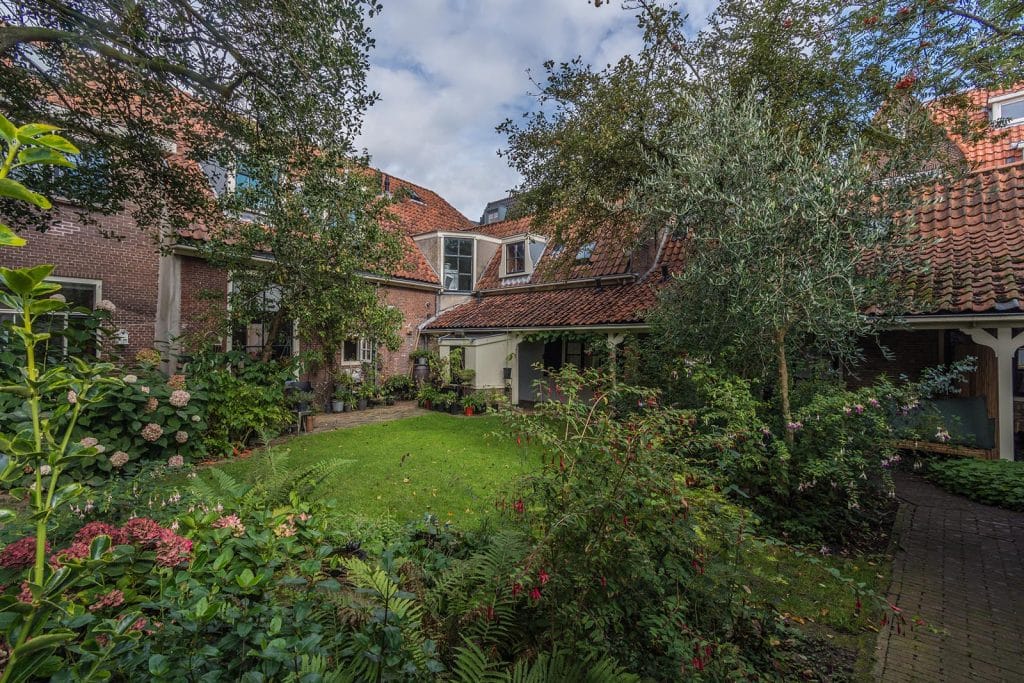 Binnentuin in het Hofje van Bijlevelt. Foto Ritske Velstra 2025.