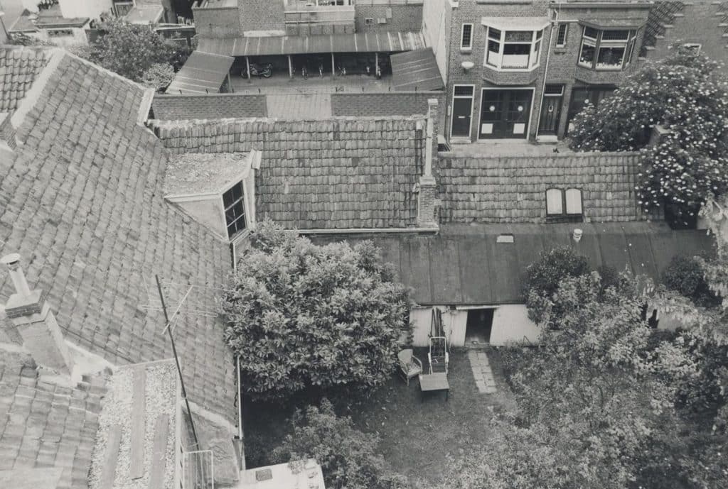 Binnentuin van het Hofje van Bijlevelt van bovenaf gezien Foto Berend Ulrich 1983