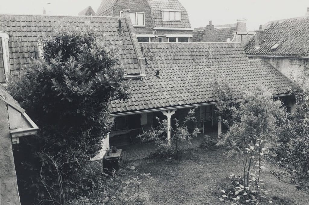 Binnentuin van het Hofje van Bijlevelt van bovenaf gezien. Foto Berend Ulrich 1990.