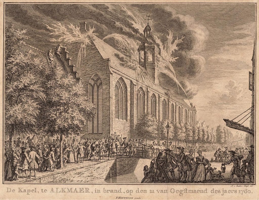 "De Kapel, te Alkmaer, in brand, op den 21 van oegstmaend des jaers 1760". De Kapelkerk in lichterlaaie met een grote mensenmenigte. Linksonder wordt water uit de Laat opgepompt en in brandemmers doorgegeven. Prent uit 1762 door S Fokke. Annotatie Volgens Bruinvis in het NNBW maakte van Panders de tekening van de Kapelkerk en werd deze van figuurtjes voorzien en in gravure gebracht door Fokke.
