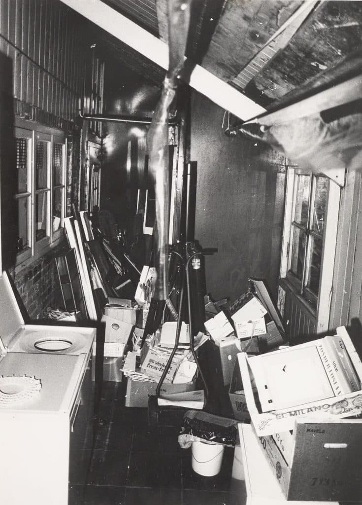 De gang langs de binnenplaats in het Hofje van Bijlevelt. Foto J. Elsinga 1984.