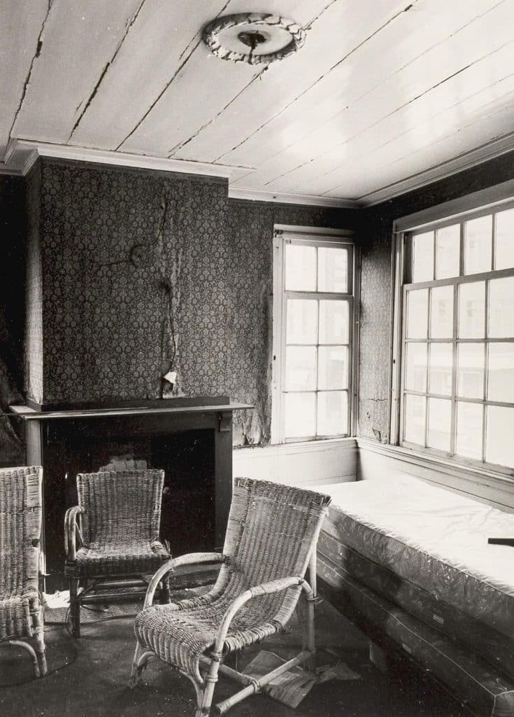 De regentenkamer met de schouw in het Hofje van Bijlevelt. Foto J. Elsinga 1981.