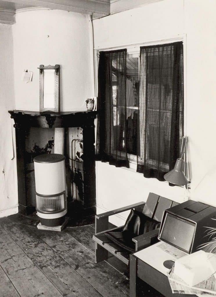 De schoorsteen in de woonkamer in het Hofje van Bijlevelt. Foto J. Elsinga 1981.
