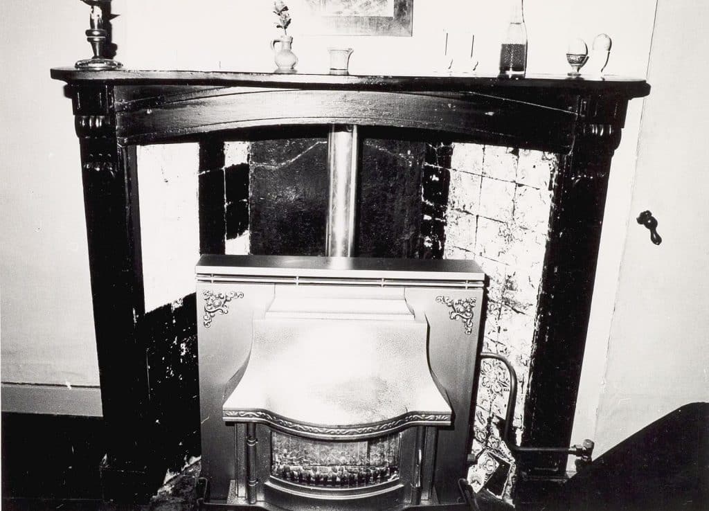 De schouw in de woonkamer van het Hofje van Bijlevelt. Foto J. Elsinga 1984.