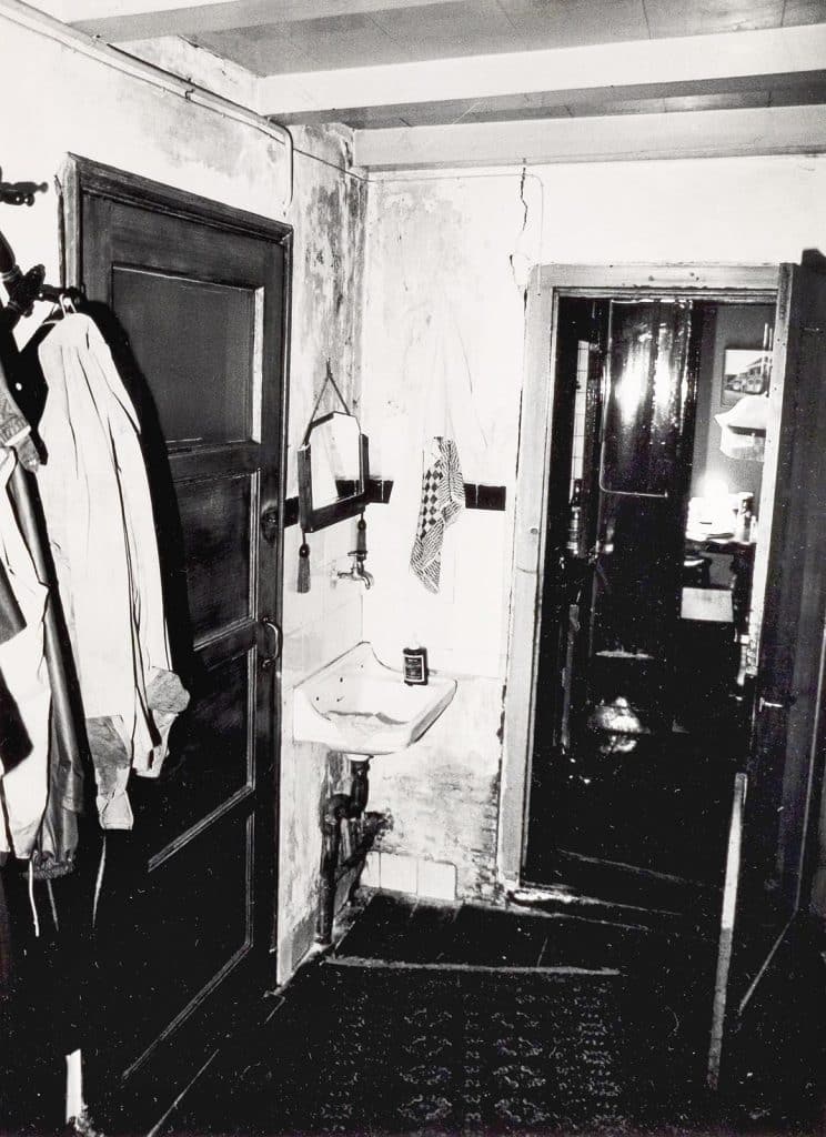 Doorloop naar de gang in het Hofje van Bijlevelt. Foto J. Elsinga 1984.