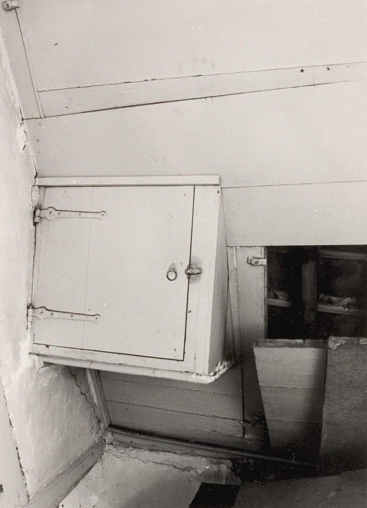 Een raampje met een luik op zolder in het Hofje van Bijlevelt. Foto J. Elsinga 1982.