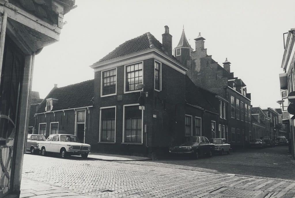 Het hofje van Bijlevelt met zicht op de Doelenstraat 1972 Foto Berend Ulrich