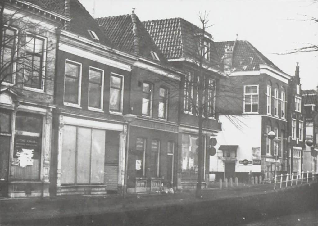 Het verdronkenoord links en rechts van de Kapelkerk in 1972. De panden links, de voormalig panden van textielgroothandel Luying in verval. De eerste drie panden vanaf de hoek met de Kapelkerk in december 1973 afgebroken, het vierde in oktober 1976.