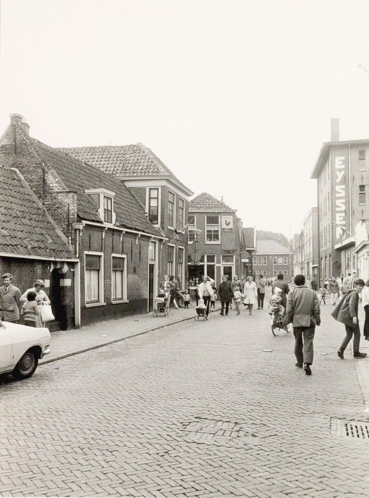 Hofje van Bijlevelt hoek Doelenstraat met mensen op straat 1971.