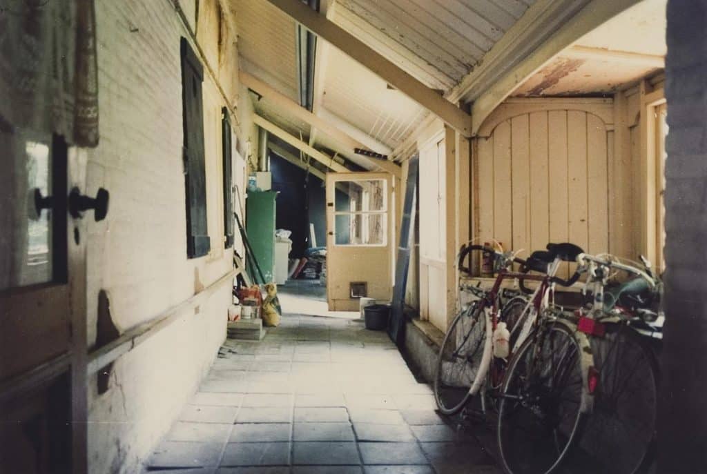Interieur van de gang in het Hofje van Bijlevelt. Circa 1980.