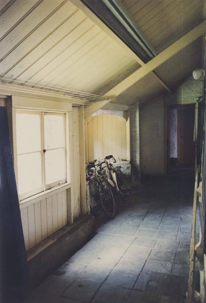 Interieur van de gang in het Hofje van Bijlevelt. Circa 1980.