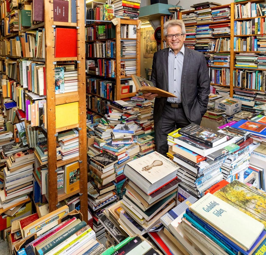 Jan Ooievaar in Antiquariaat De Alkenaer. Circa 2020, foto privécollectie.