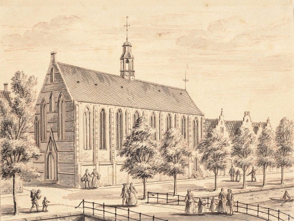 Kapelsteeg 3, hoek Laat 78b en hoek Kapelplein, de Kapelkerk. De Laat is nog een gracht, met naar de kerk toe een brug en voor de kerk is er nog ruimte. Er zijn veel wandelaars in kleding uit voorbije eeuwen.
