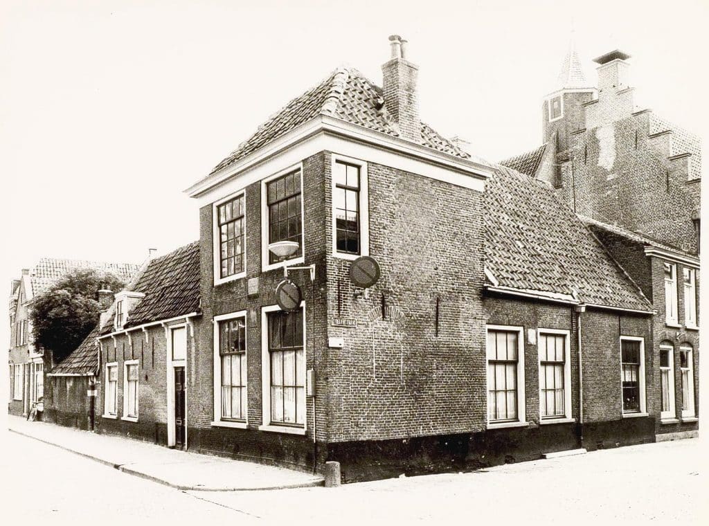 Voorgevel en zijgevel van het Hofje van Bijlevelt. Foto J. Elsinga 1975.