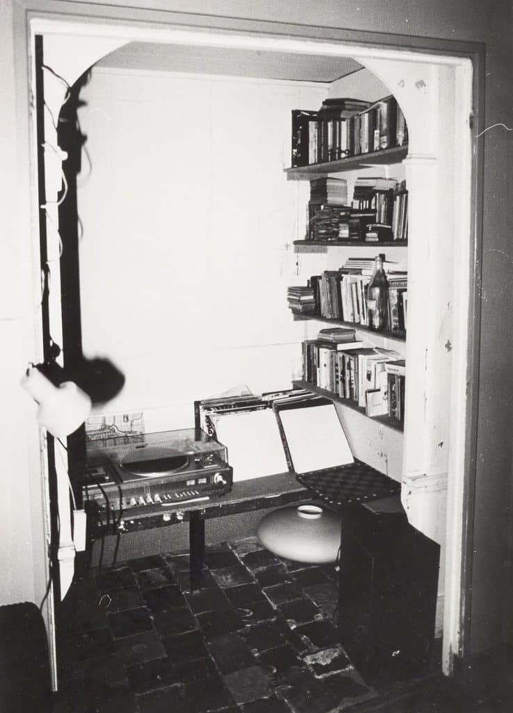 Woonkamer voorheen de bedstede in het Hofje van Bijlevelt. Foto J. Elsinga 1984.