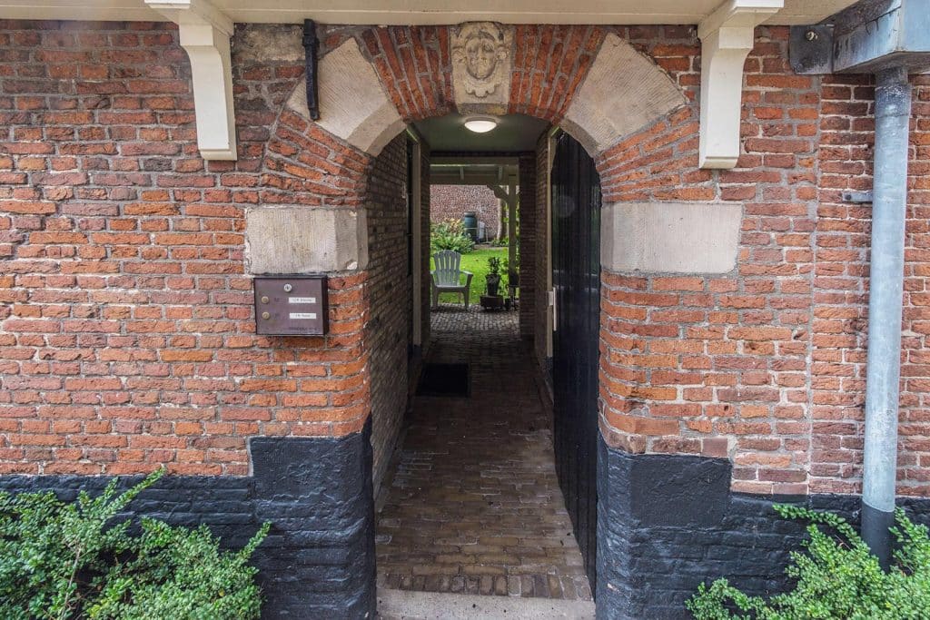 Zeventiende eeuwse toegangspoort van het Hofje van Bijlevelt. Foto Ritske Velstra 2025.