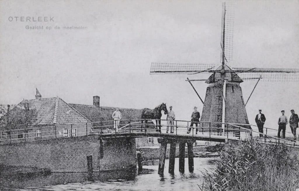 Zicht vermoedelijk vanaf Huigendijk op brug met bewoners bij korenmolen de Otter. Circa 1910.