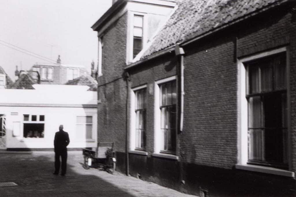 Zijgevel met muurankers van het Hofje van Bijlevelt. Circa 1966.