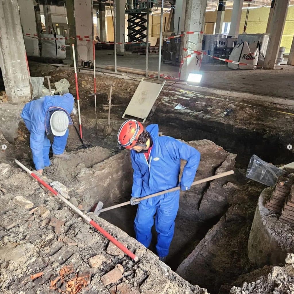 Niels graaft in zeventiende eeuwse kelder in voormalig warenhuis V&D.
