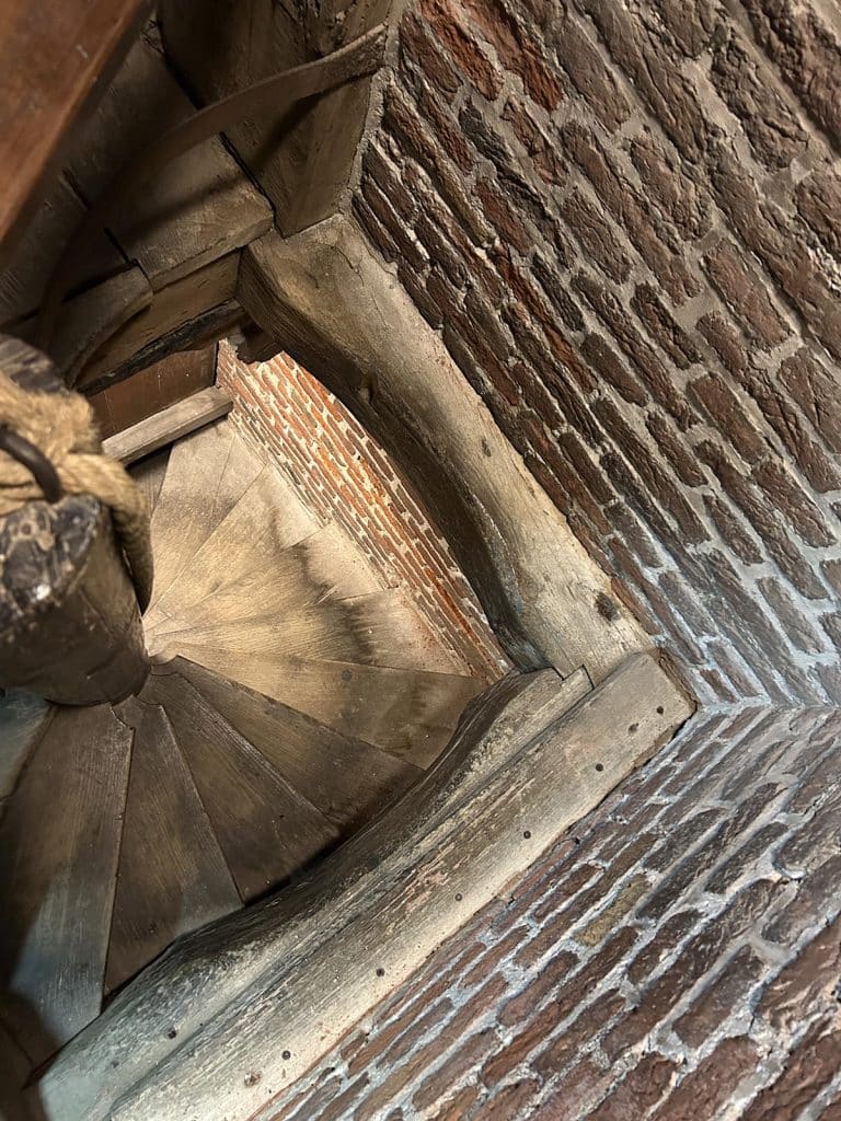 De smalle wenteltrap naar boven in de Waagtoren