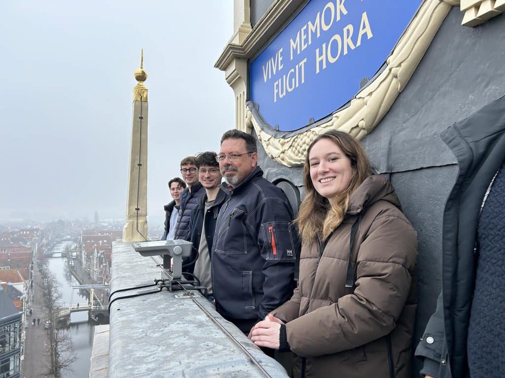 Vier studenten Stedebouw en Bouwkunde van hogeschool InHolland en Anne Pauptit op de Waagtoren.