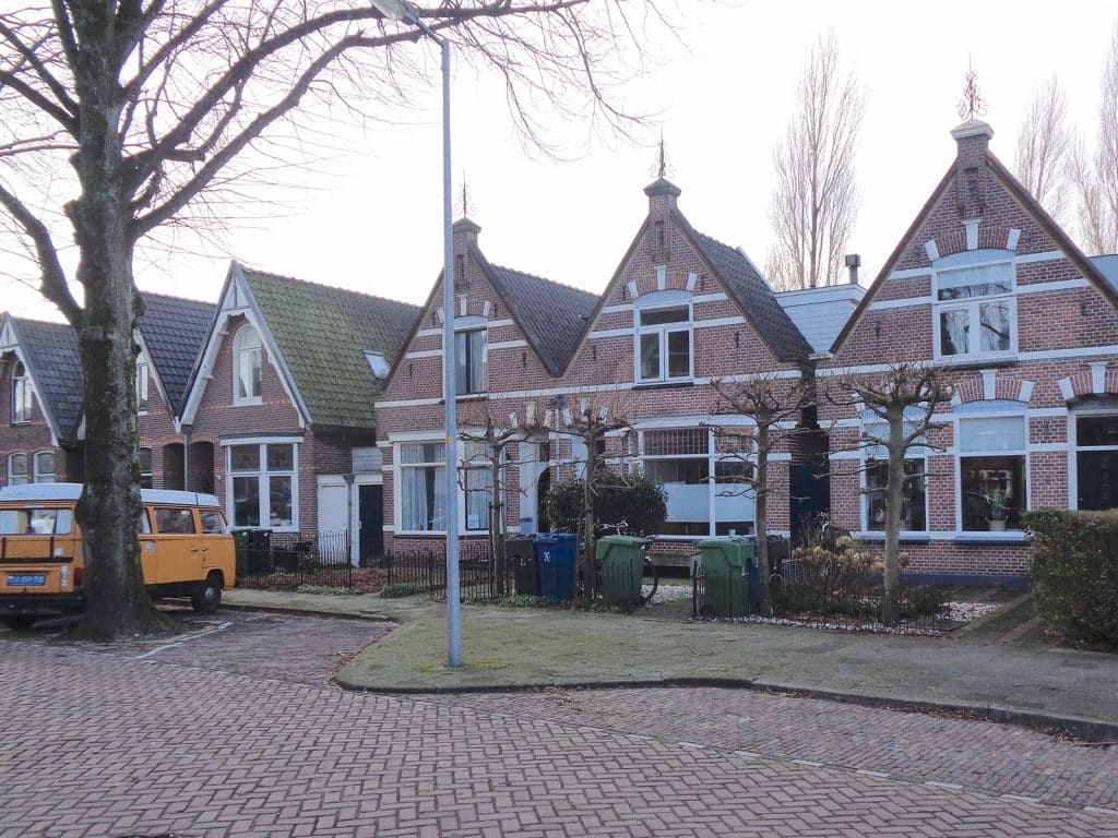 Sociale woningbouw in de Nieuwpoortslaan hoek Kennemerstraatweg