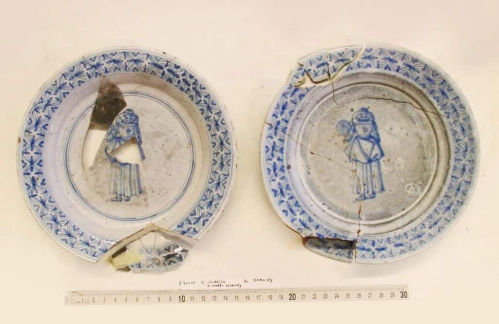 De twee bordjes vóór
de restauratie