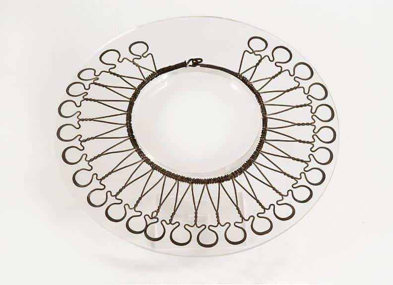 Een verzilverde koperen ronde kraaghouder, afkomstig uit een vrachtschip (beurtschip) dat is vergaan aan het begin van de 17e eeuw op de Zuiderzee. Het is gevonden in Oostelijk Flevoland in het huidige Lelystad. (Rijksdienst voor het Cultureel Erfgoed)