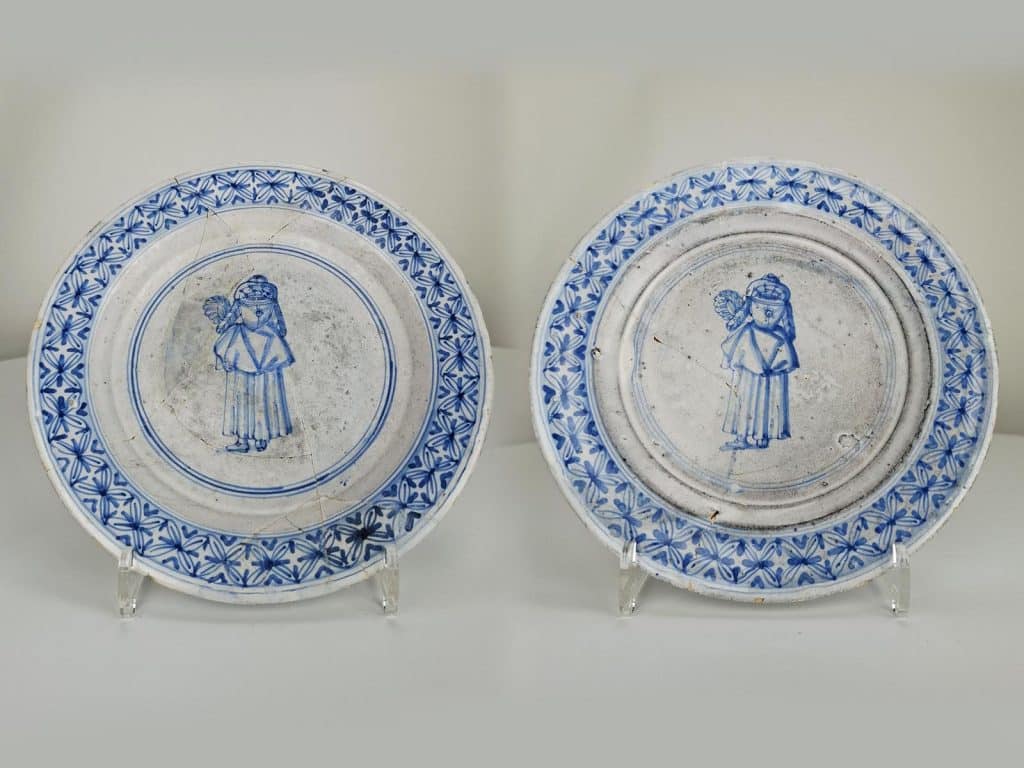 Twee gerestaureerde bordjes uit de  Langestraat.