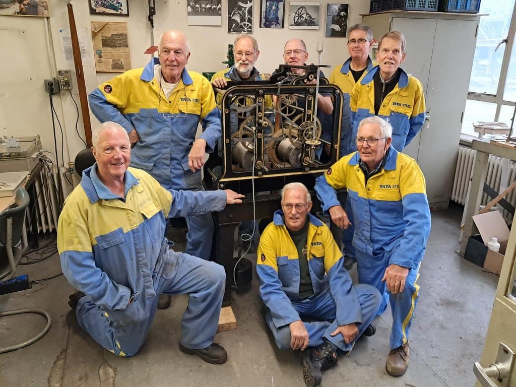 De vrijwilligers van de Stichting tot Behoud van het Torenuurwerk.