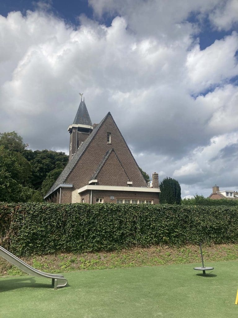 De achterzijde van de charmante dorpskerk in Oterleek.