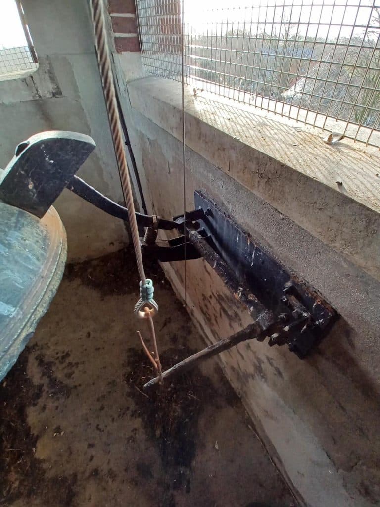 De slaghamer van het torenuurwerk is ter plekke schoongemaakt en weer werkend gemaakt.