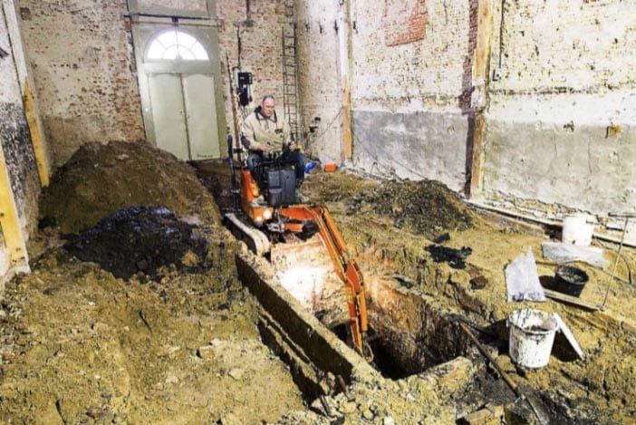 Eind 2010 werd begonnen met de sloopwerkzaamheden en is het gebouw geheel gestript. Vervolgens heeft er archeologisch onderzoek plaats gevonden. Dit heeft geleid tot de vondst van de kelder van het huis van Cornelis Drebbel en een schoentje uit de 16e eeuw. Dit in oorsprong 16e-eeuwse woonhuis droeg de naam ‘De Mosterdpot’.