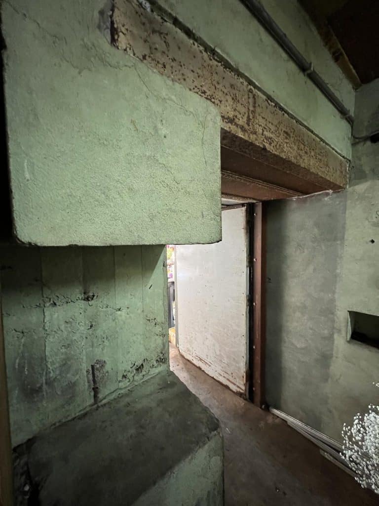 Dikke muren van Bunker R617 aan het Ritsevoort. Foto M. Alphenaar 2016.