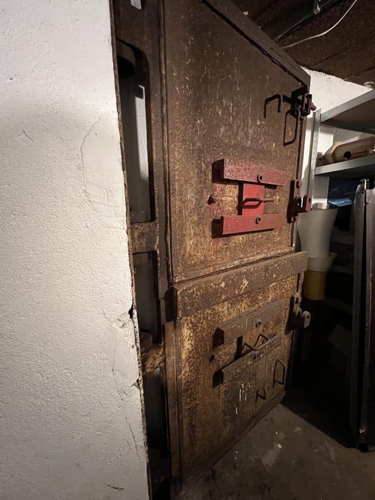 Metalen deur in Bunker R617 aan het Ritsevoort. Foto M. Alphenaar 2016.