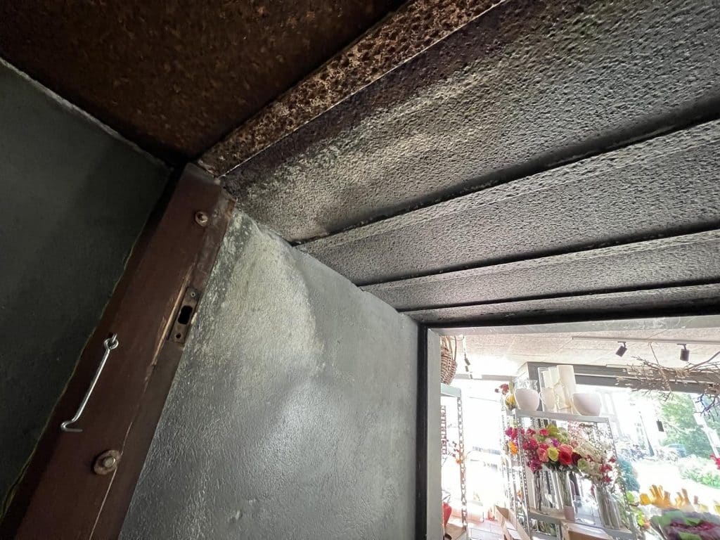 Metalen deur in Bunker R617 aan het Ritsevoort. Met zicht in de bloemenwinkel. Foto M. Alphenaar 2016.
