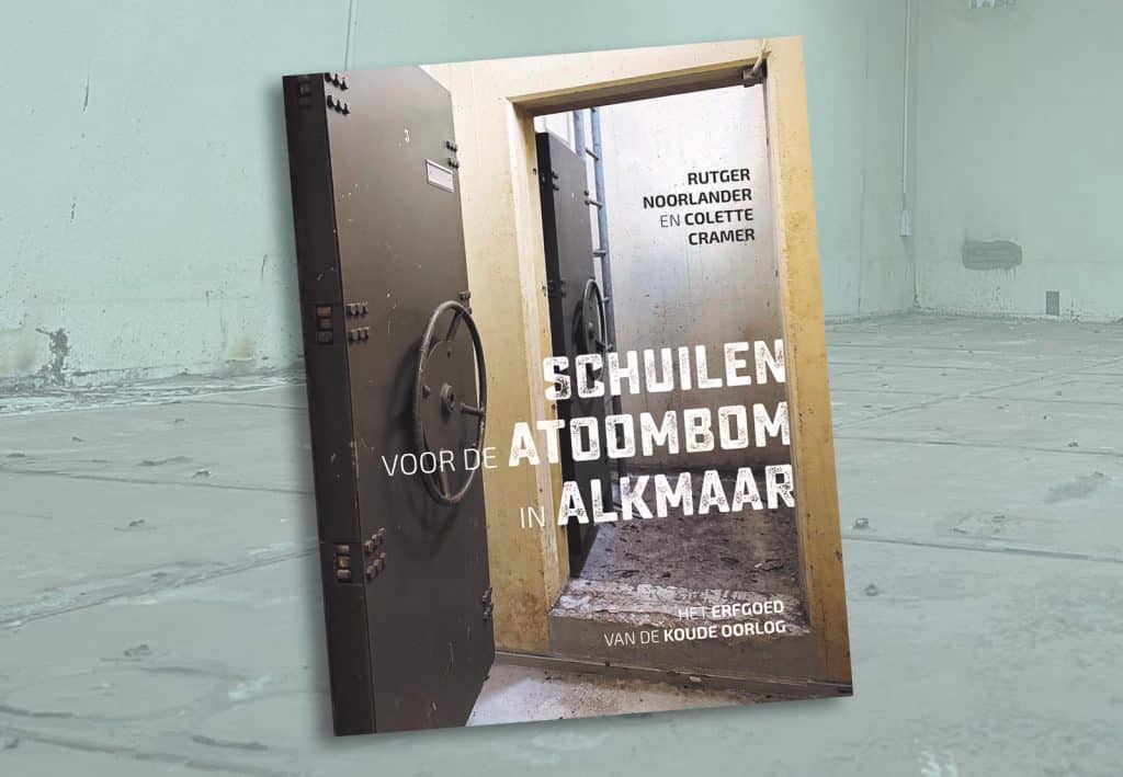 twee hele dikke toegangsdeuren die toegang geven tot de atoombunker.