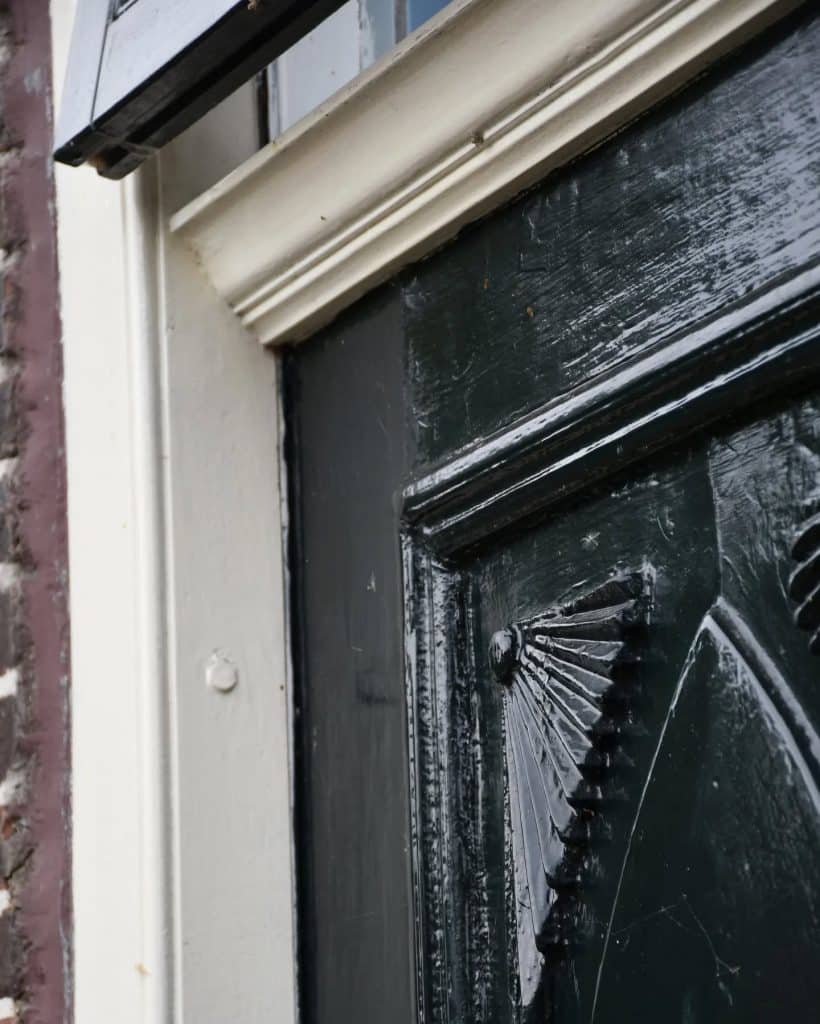 Detail van de voordeur van Noordeinde 5 in Noordeinde