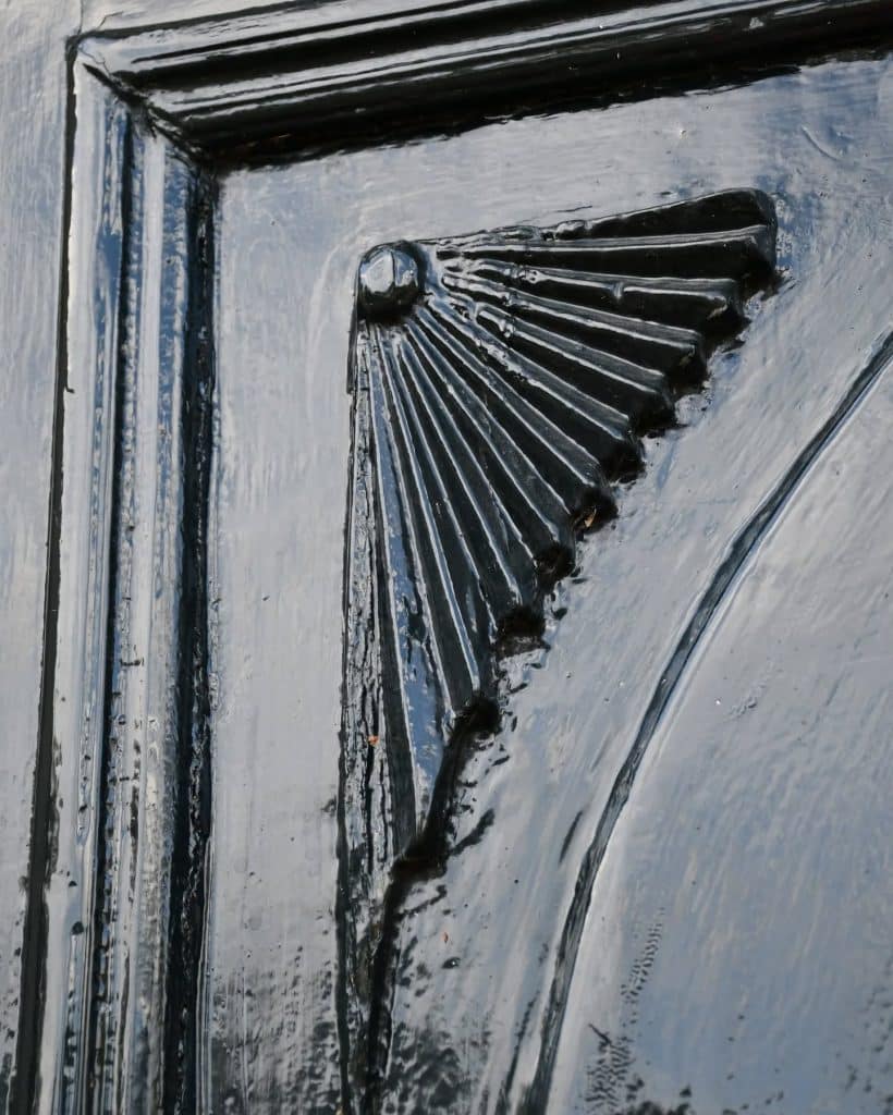 Detail van de voordeur van Noordeinde 5 in Noordeinde