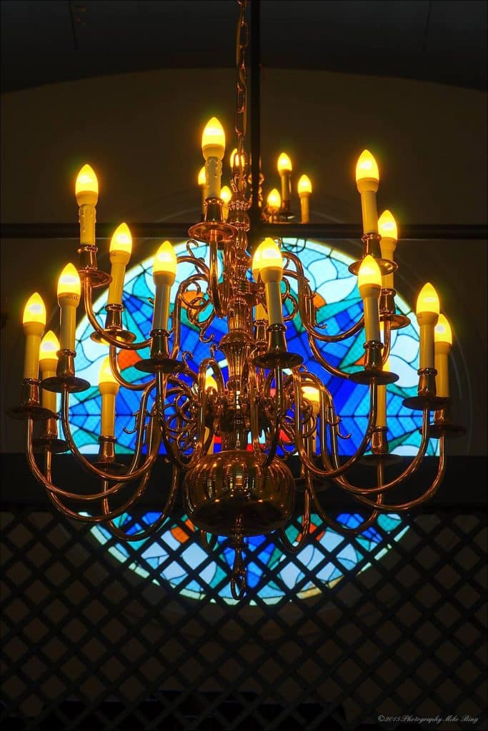 Kroonluchter voor het glas-in-loodraam van de Alkmaarse synagoge. Foto Mike Bing.