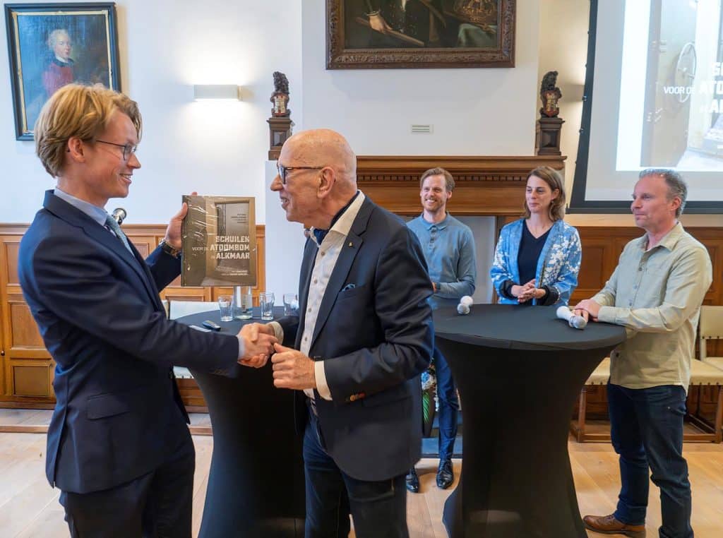 Op 20 mei ontving wethouder Lars Ruiter het eerste exemplaar uit handen van Leen Spaans, van de Stichting Alkmaarse Historische Publicaties, die het boek uitgeeft. Foto Jan Jong.