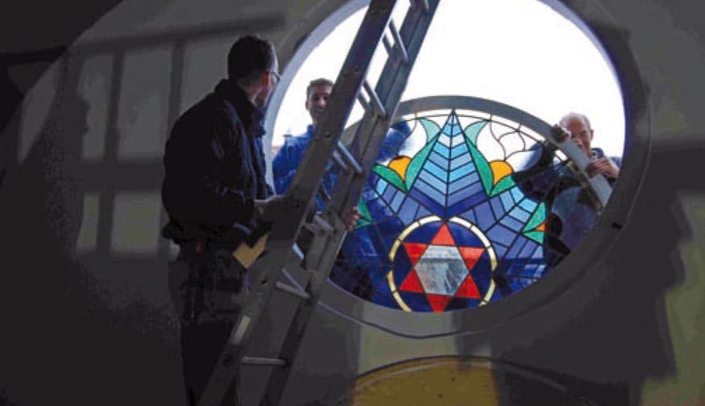 Plaatsing van het glas-in-loodraam. Foto alkmaarsesynagoge.nl