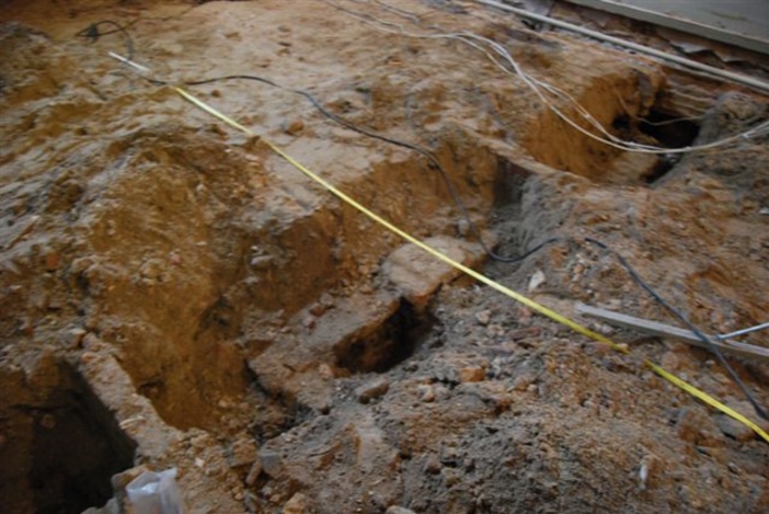 Eind 2010 werd begonnen met de sloopwerkzaamheden en is het gebouw geheel gestript. Vervolgens heeft er archeologisch onderzoek plaats gevonden. Dit heeft geleid tot de vondst van de kelder van het huis van Cornelis Drebbel en een schoentje uit de 16e eeuw. Dit in oorsprong 16e-eeuwse woonhuis droeg de naam ‘De Mosterdpot’.